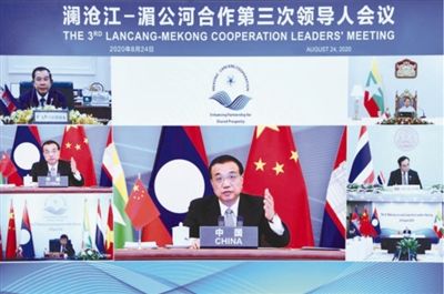 8月24日，国务院总理李克强在北京人民大会堂出席澜沧江—湄公河合作第三次领导人视频会议。李克强和老挝总理通伦共同主持会议。柬埔寨首相洪森、缅甸总统温敏、泰国总理巴育、越南总理阮春福出席。